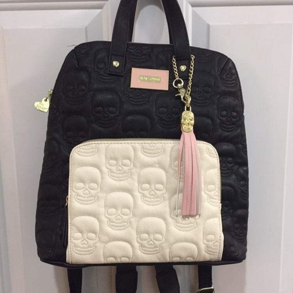 ISO BETSEY JOHNSON SKULL BAG - Picture 1 of 1